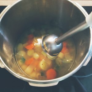 Étape 5 : Mixer l'ensemble dans l'eau de cuisson