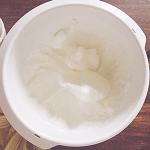 Étape 3 : Monter les blancs en neige et les incorporer à la crème
