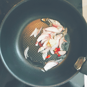 Étape 1 : Faire revenir dans un wok l'échalotte, le piment et la pâte d'ail/gingembre.