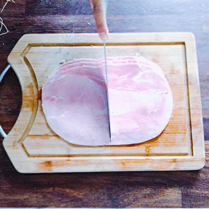Étape 1 : Couper le jambon et laver/couper les poireaux en deux