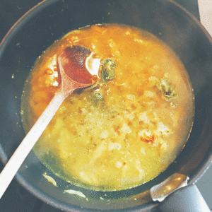 Étape 3 : Ajouter le bouillon chaud en une fois puis les yakisoba. Les délier dans le bouillon.